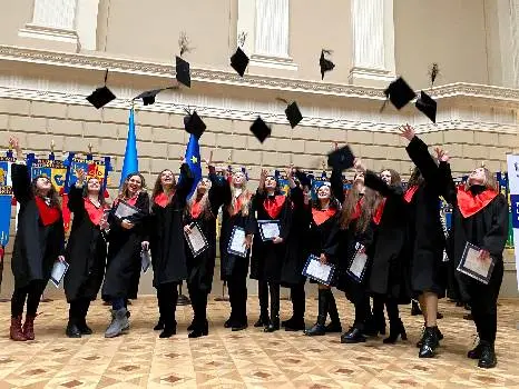 Оренда випускних мантій в Україні. БЕЗКОШТОВНА доставка. Мантії магістра. Прокат Мantii.in.ua — фото 4
