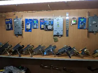 ЛУКА СЕЙФИ ТА ЗАМКИ — фото