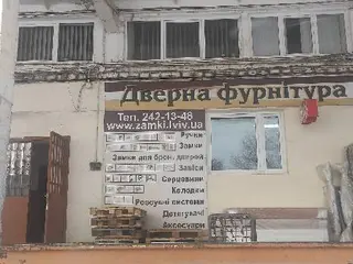 Дверна фурнітура — фото