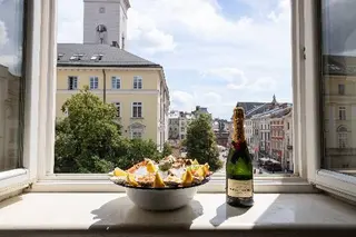 Oysters & Bubbles Gastro Hotel. Rynok square — фото