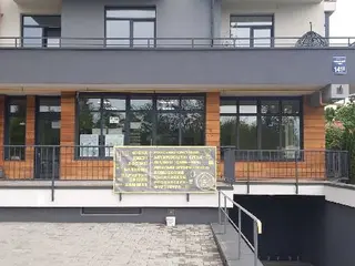 Салон вікон, дверей, балконів та підлоги "Хатинка" — фото