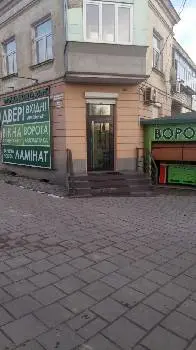 Фабрика вікон та дверей — фото