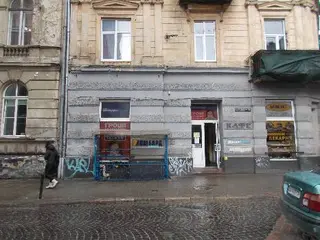 ШвидкоГроші - Львов, ул. Ивана Франка 6. Быстрые займы рядом с остановкой "ул. Шухевича". Общий вход с пекарней "Мимино" — фото