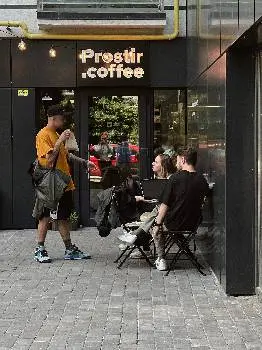 Prostir.coffee кав'ярня біля міського озера — фото