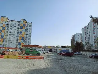 Стоянка автомобілів на Довженка — фото