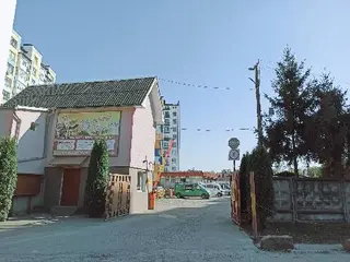 Стоянка автомобілів на Довженка — фото 2