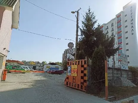 Стоянка автомобілів на Довженка — фото 3