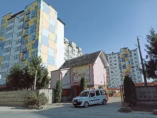 Стоянка автомобілів на Довженка — фото 5