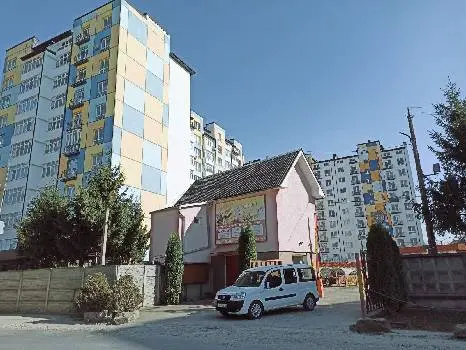 Стоянка автомобілів на Довженка — фото 5