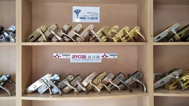 Дверна фурнітура , замки , завіси , дотягувачі — фото 5