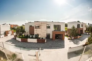 Riviera, Клубне містечко — фото 3