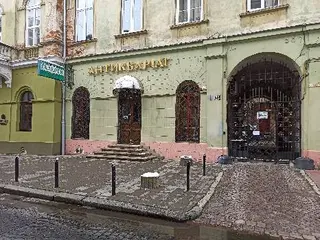 Антикваріат Львів магазин галерея - "Арт Вернісаж" - Театральна 23 - буд. Драм. Театру ім.М. Заньковецької — фото