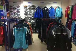 Магазин одягу MNG — фото